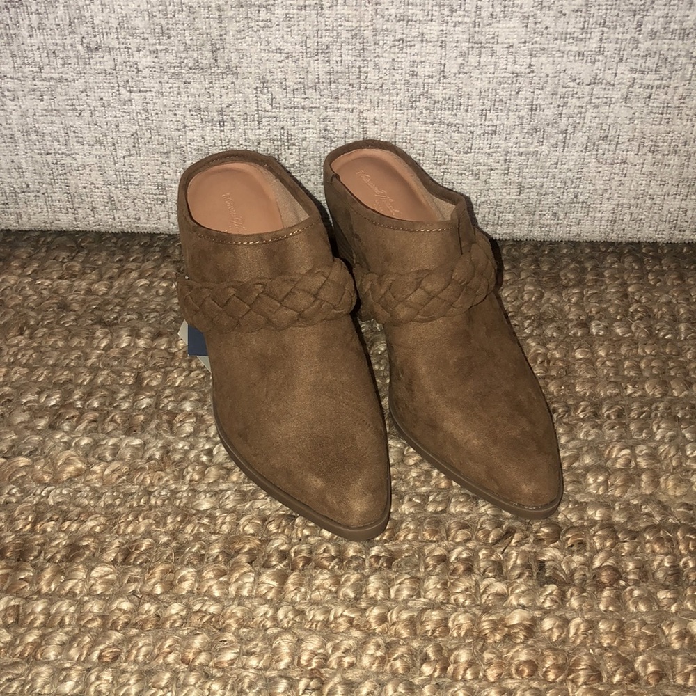 NWT Universal Threads Mules Sz 8.5